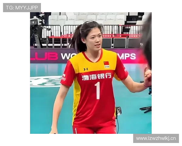 李盈莹赛场像女王，下了场居然爱穿拖鞋逛街？